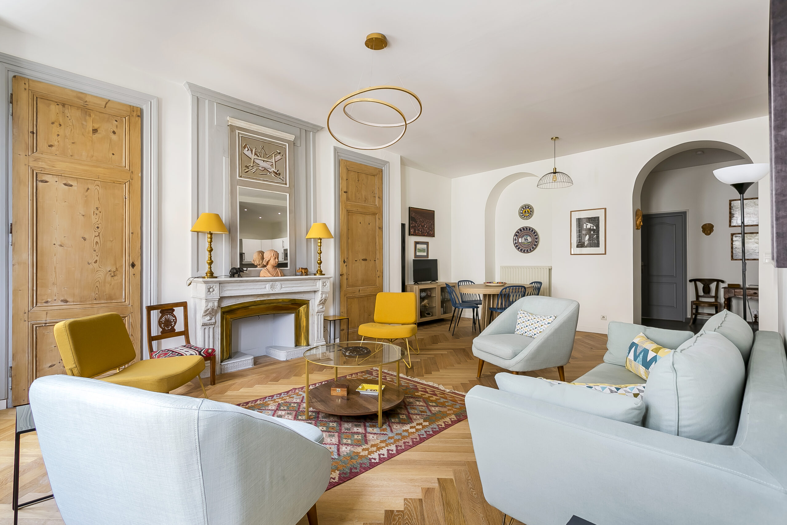 Essling — Salon avec canapé bleu, fauteuils et parquet