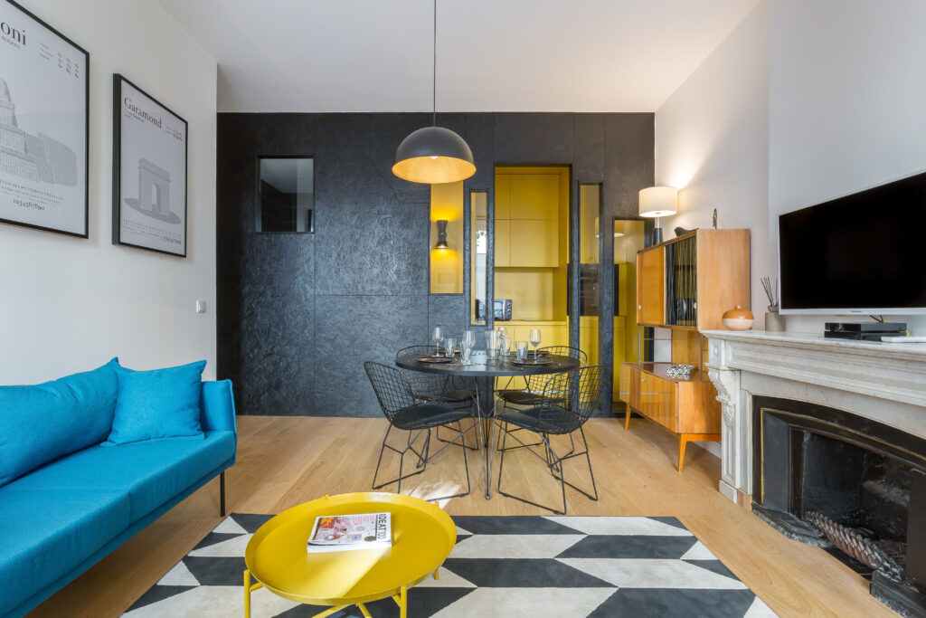 Salon lumineux avec cuisine ouverte – appartement meublé Lyon centre