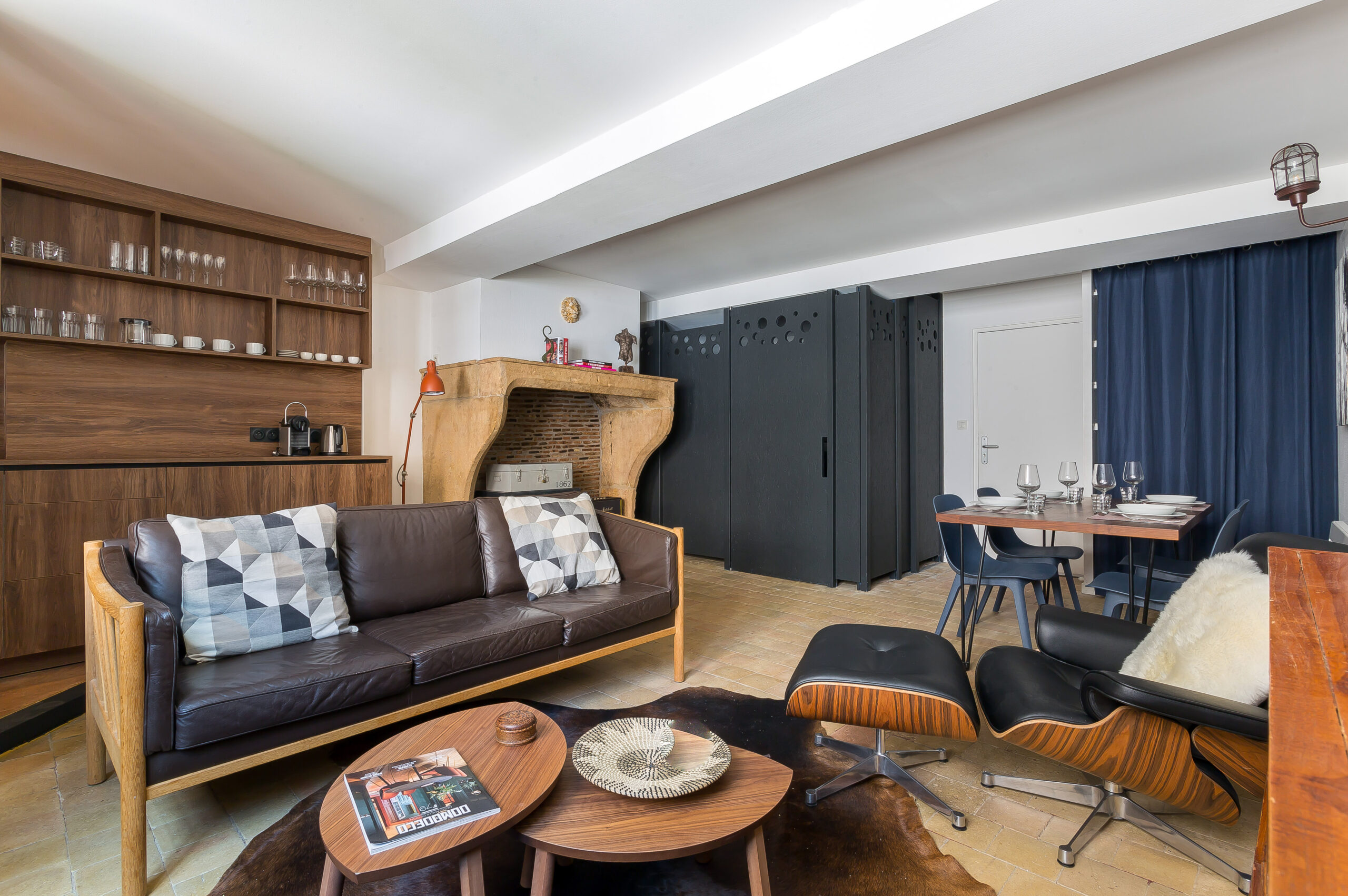 Salon lumineux avec cheminée ancienne – appartement meublé Lyon Bas des Pentes