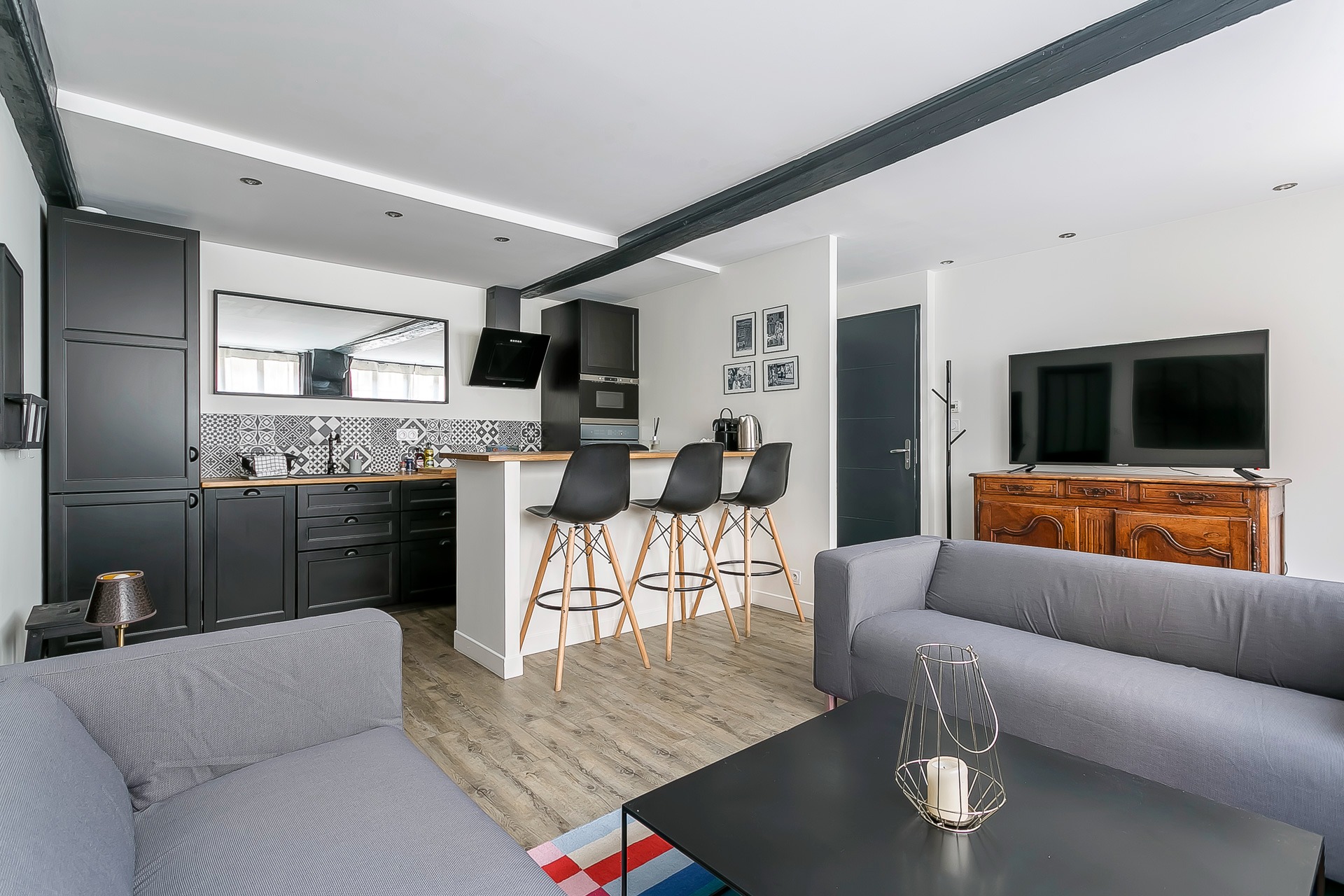 Atelier d’Hélène — Living room with grey seating and an open kitchen