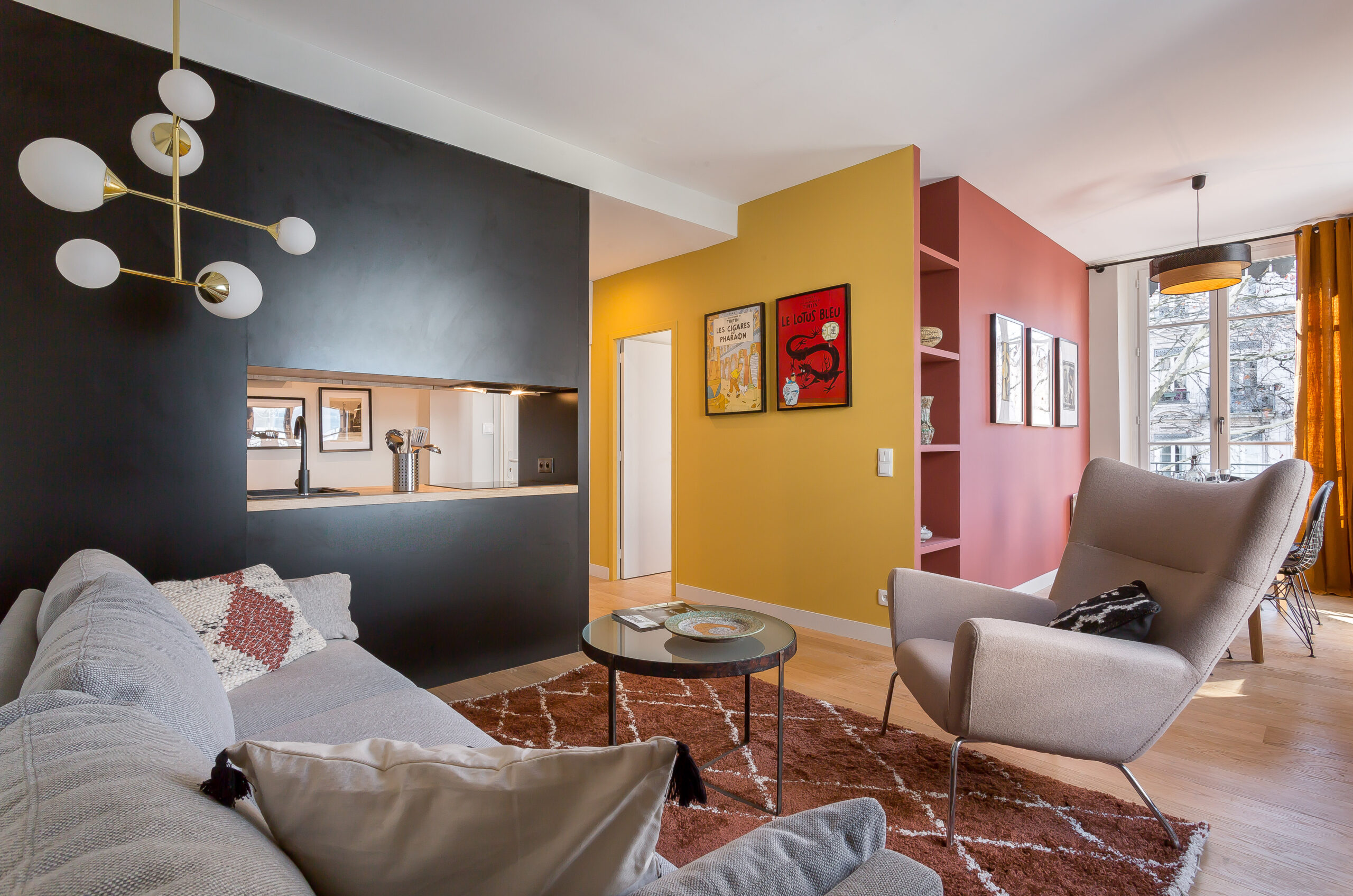 Liberté — Salon avec canapé clair, fauteuil et cloison jaune