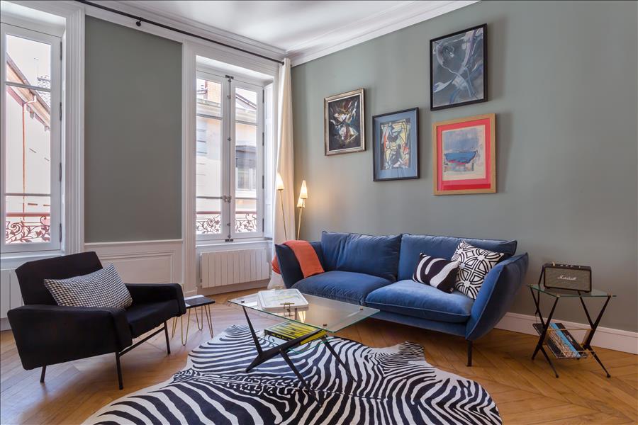 Confort – appartement haut en couleur dédié au cinéma- à deux pas place des Jacobin et Bellecours
