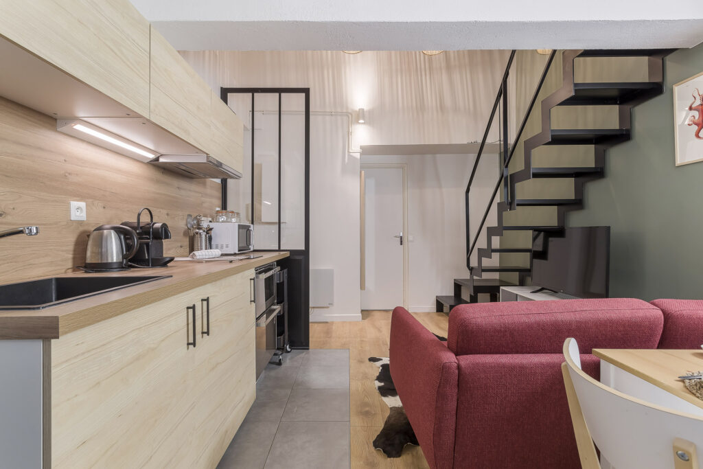 Salon avec cuisine ouverte appartement meublé courte durée Lyon