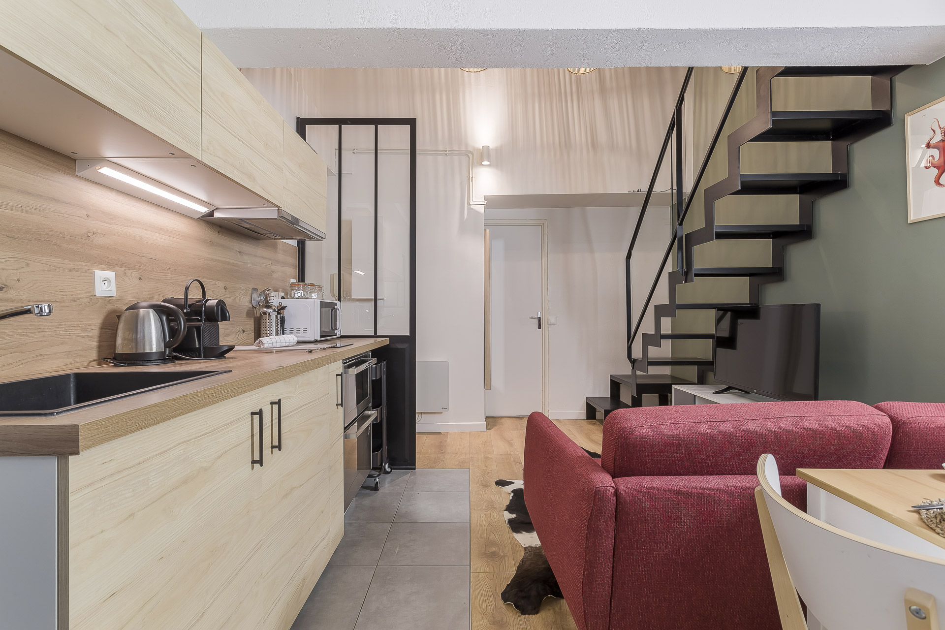 Salon avec cuisine ouverte appartement meublé courte durée Lyon