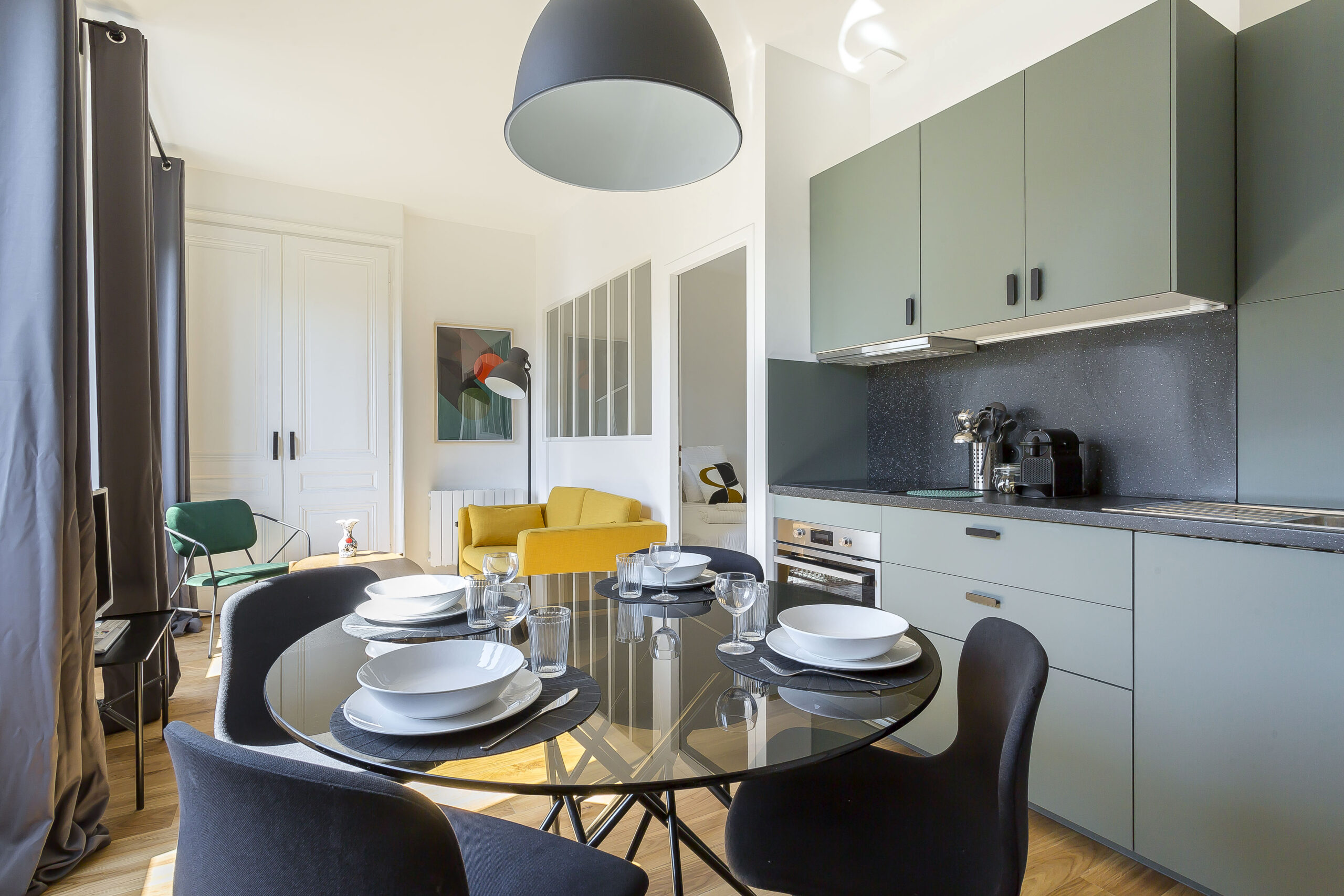 Bechevelin — Cuisine ouverte avec table à manger et chaises