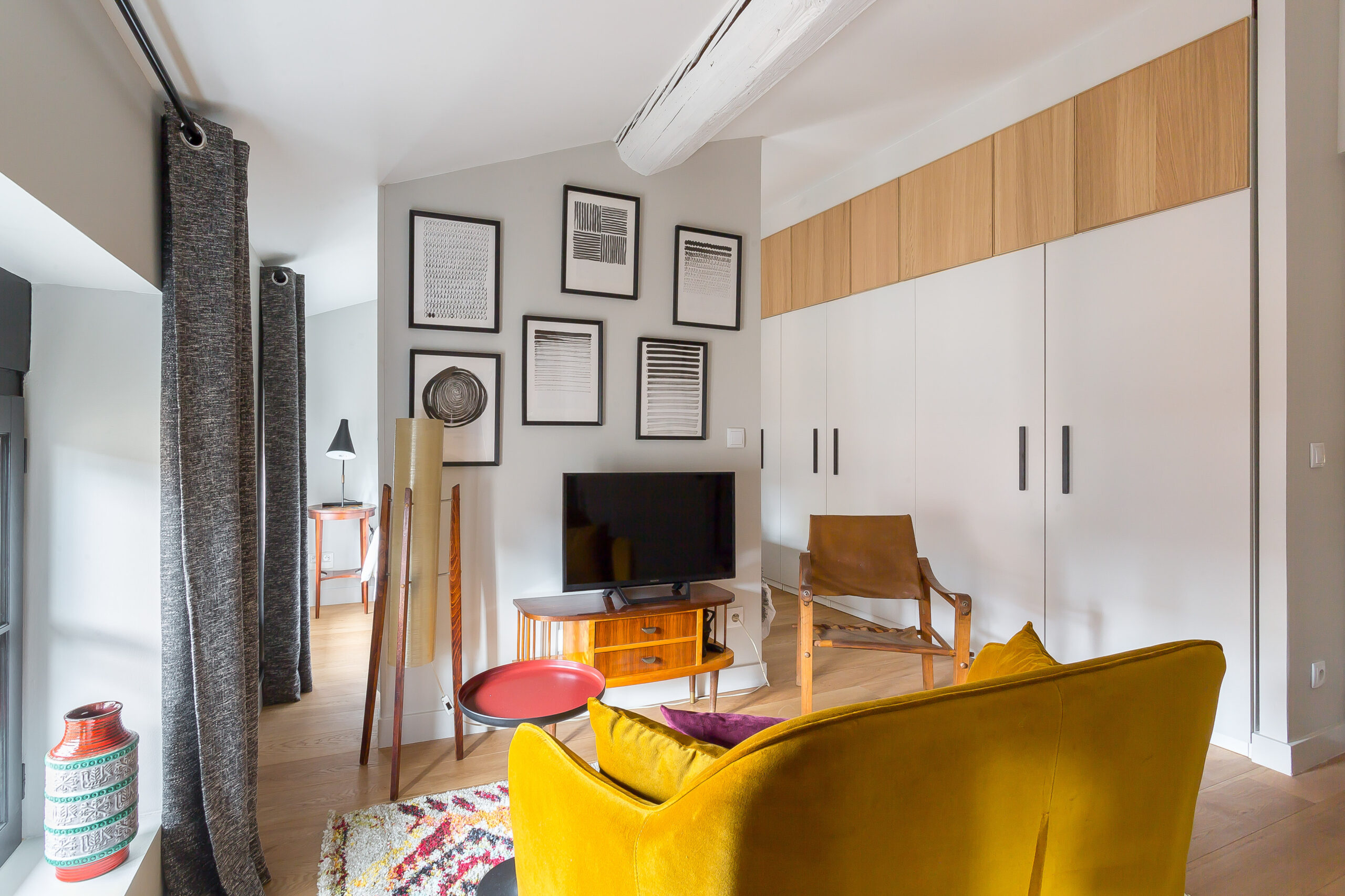 Molière — Séjour avec canapé jaune et tapis à motifs