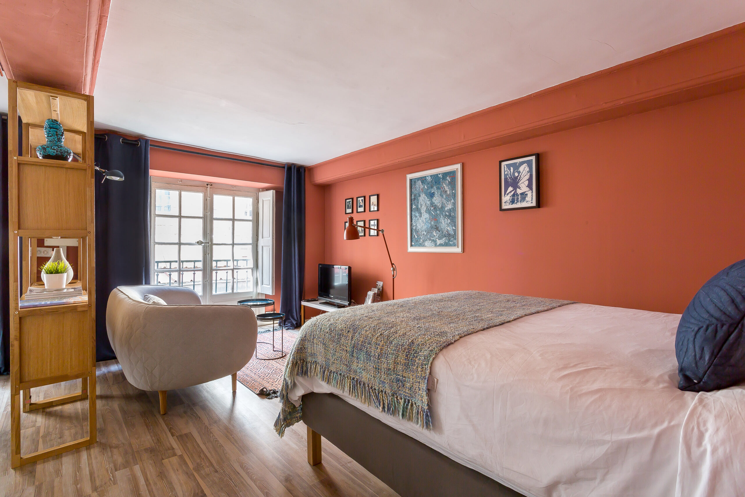 Sainte Hélène — Chambre double avec mur orange et coin bureau