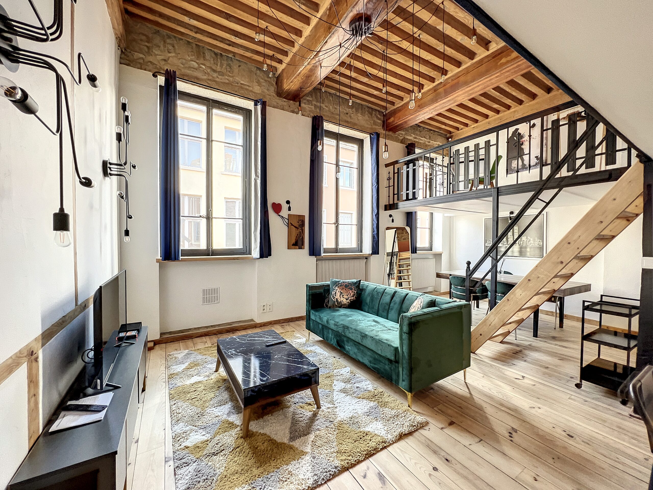 salon dans un appartement meublé en location courte durée à Lyon 4