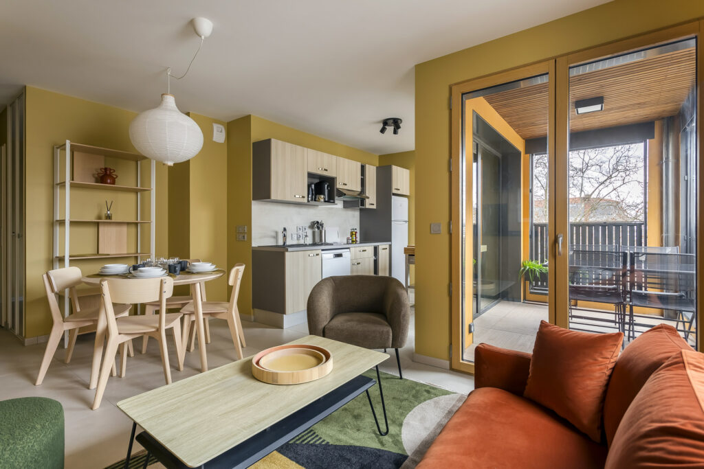 Séjour lumineux avec balcon – appartement meublé Lyon 4 Croix-Rousse