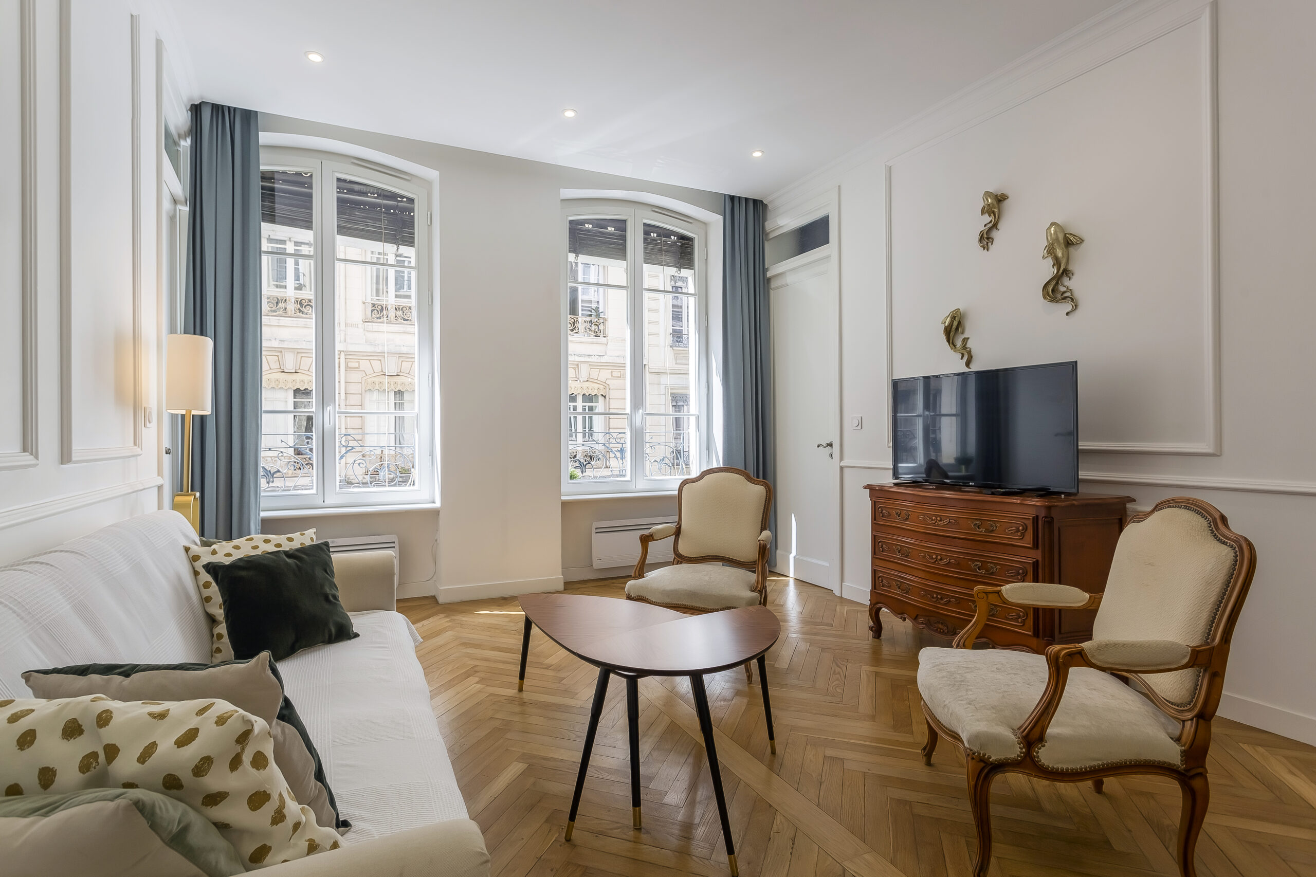 Koromo — Salon avec fauteuils et grande fenêtre