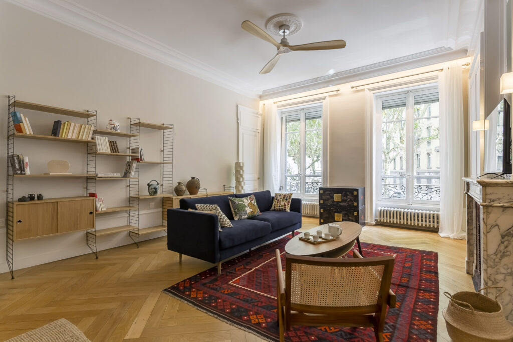 Un spacieux espace de vie avec une cuisine entièrement équipée ouverte sur le salon, parfait pour se détendre et recevoir.