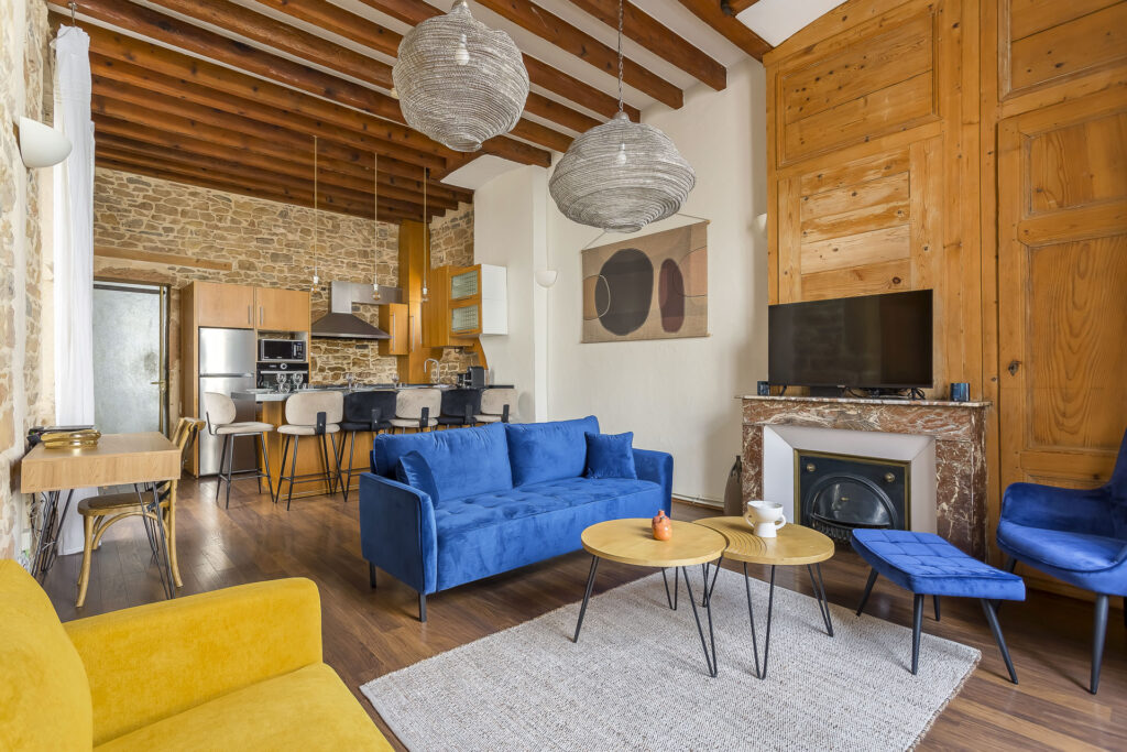 Salon lumineux avec cuisine équipée – appartement meublé Lyon 2 au mois