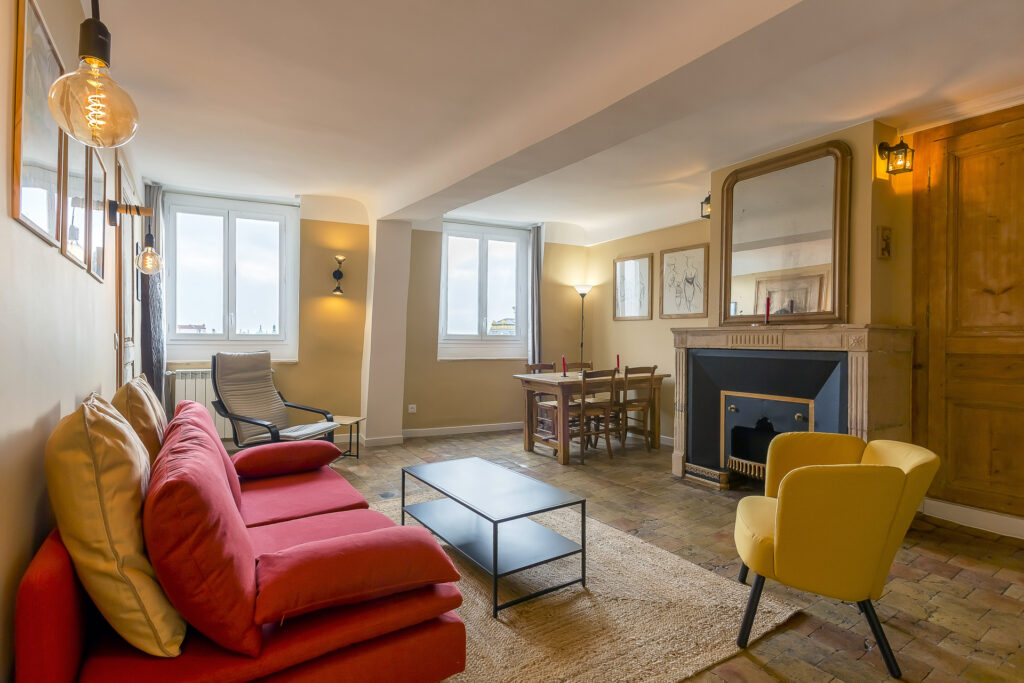 Chambre confortable avec lit double – location moyenne durée Lyon centre