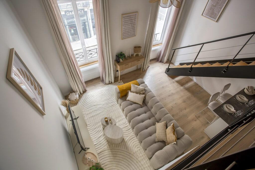 Séjour lumineux avec cuisine ouverte – location meublée Lyon 6 moyenne durée