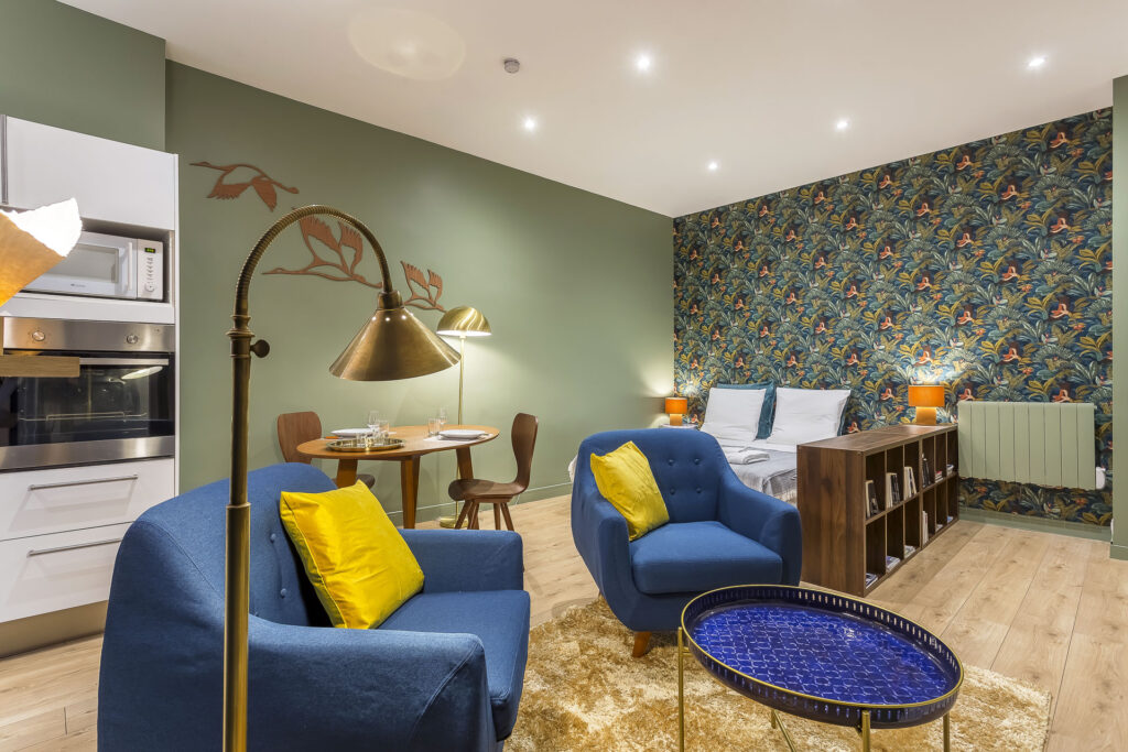 Séjour lumineux avec cuisine ouverte – location meublée courte durée Lyon 2