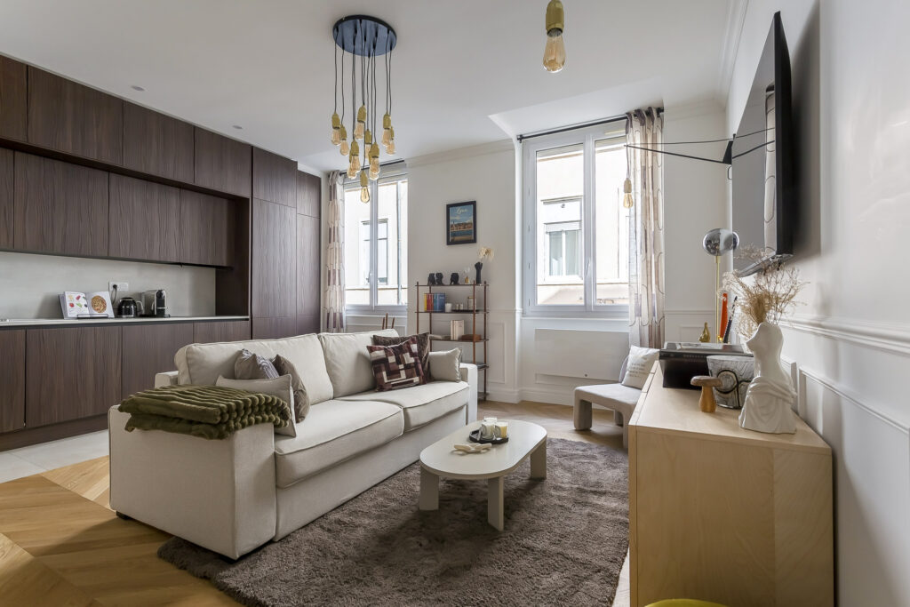 Séjour lumineux avec cuisine ouverte – appartement meublé Lyon 6 au mois