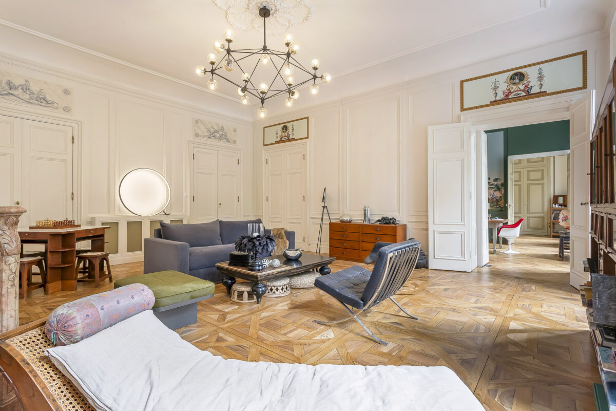 Salon d’un appartement en location meublée premium à Lyon – Quai Tilsitt