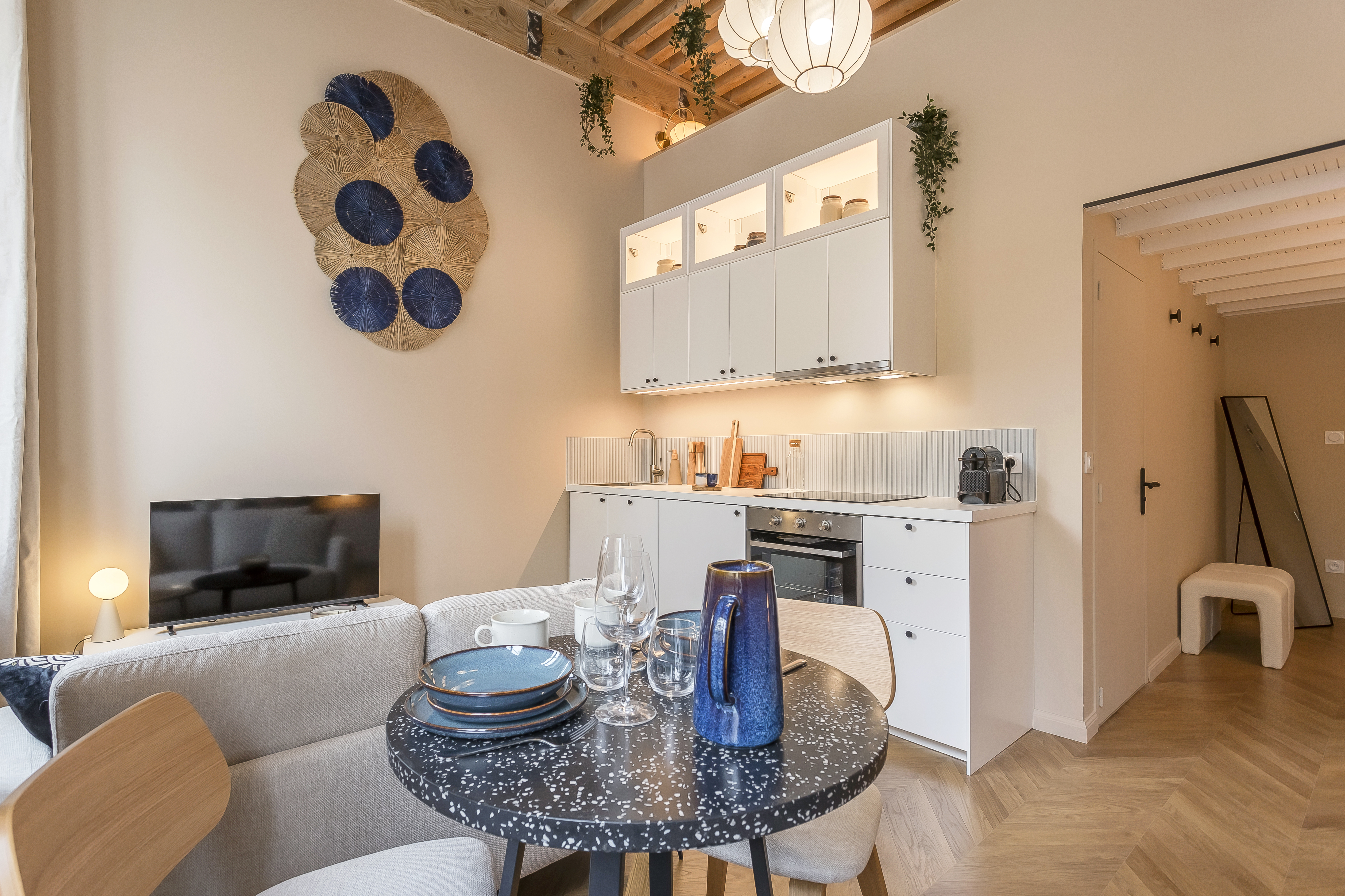 Kitchen, dining table and wall decoration in the Jacquard apartment in Lyon