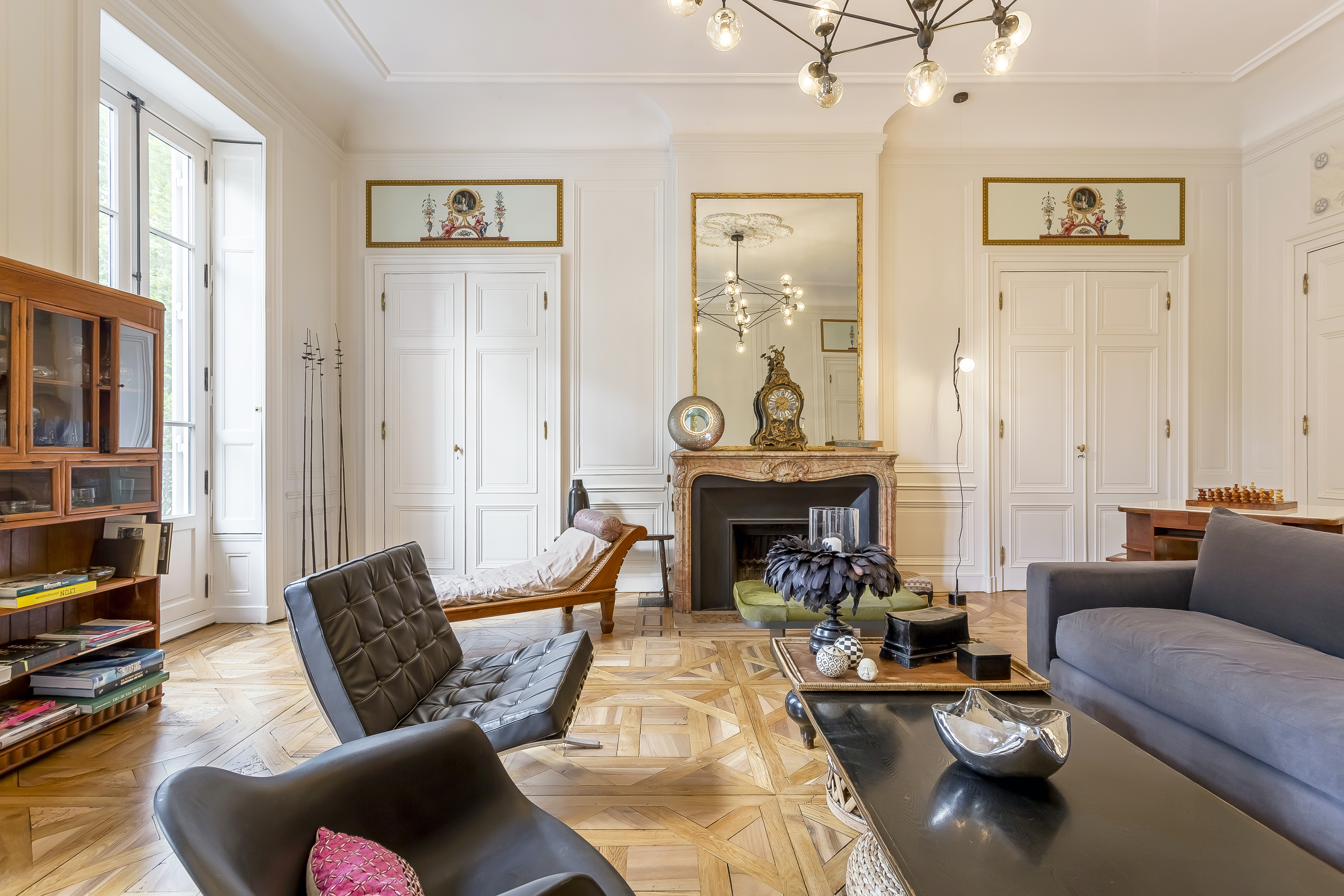 Salon de l’appartement Tilsitt, avec cheminée, moulures et parquet.