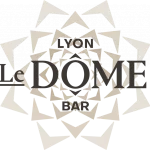 Motif géométrique stylisé composé de triangles beiges superposés rayonnant vers l'extérieur. Le texte noir superposé indique "LYON Le DÔME BAR", évoquant l'élégance de la conciergerie haut de gamme et des services sophistiqués de gestion locative. | 2BeApart Lyon